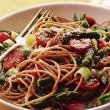 Спагетти с помидорами и спаржей