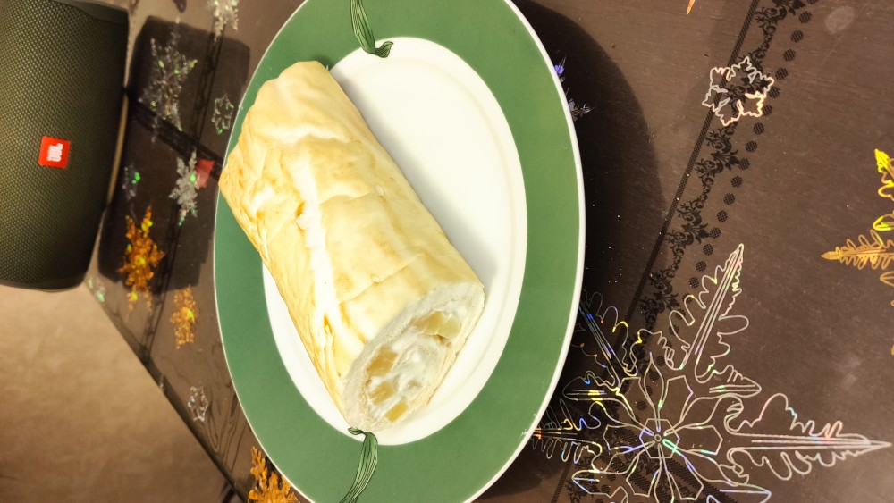 Меренговый рулет с ананасом