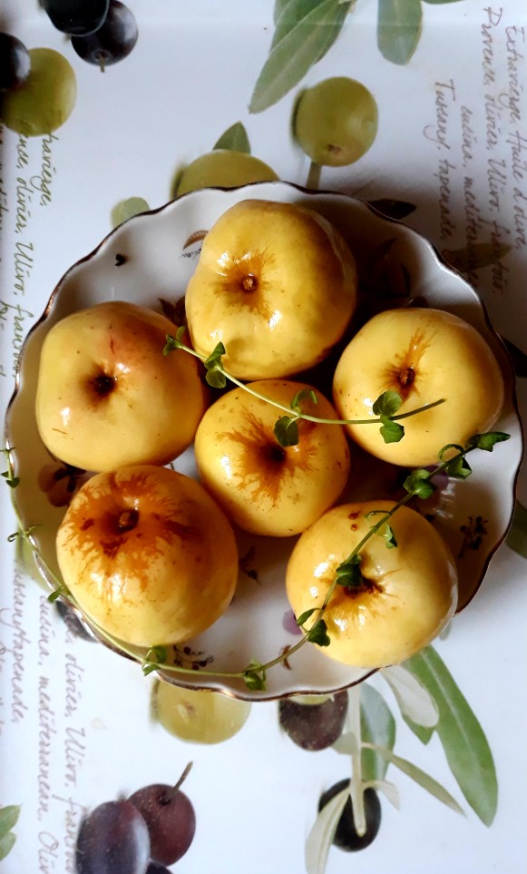 Яблоки моченые с мятой, эстрагоном и мелиссой