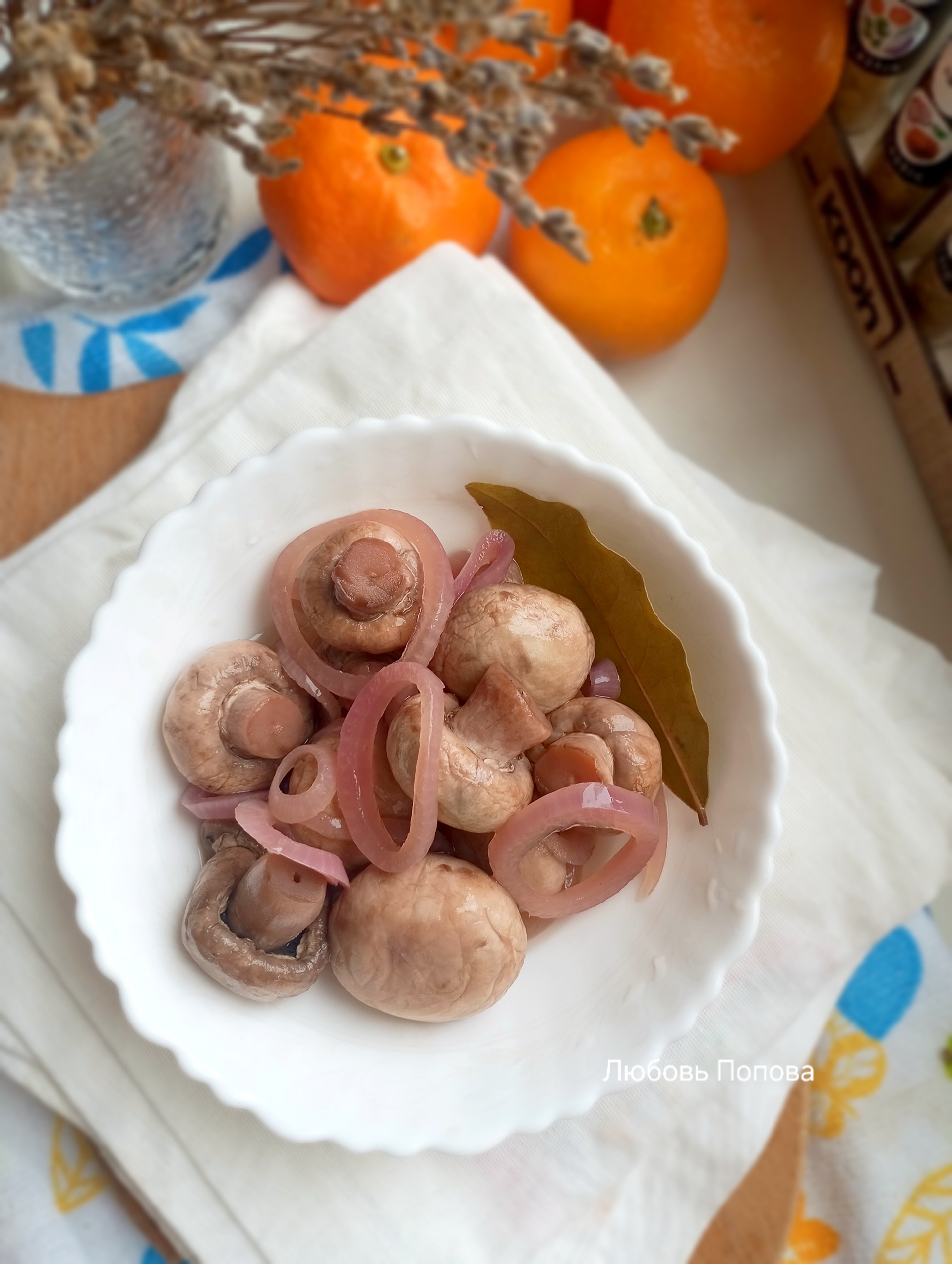 Маринованные шампиньоны с красным луком