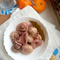 Маринованные шампиньоны с красным луком