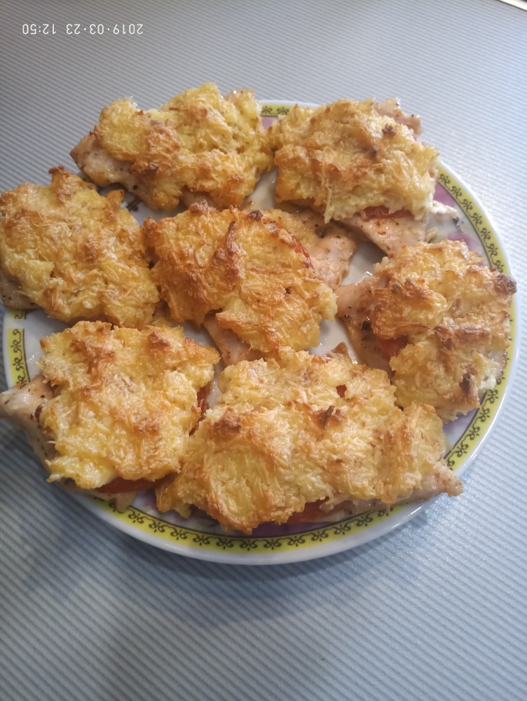 Куриная грудка под сырной шапочкой с помидорами