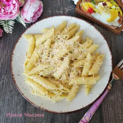 Пенне Ригате (макаронные перья) с песто и пармезаном