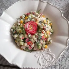 Салат из редиса с крабовыми палочками, яйцом и кукурузой