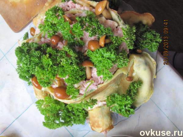 Салат Пенек из блинов с ветчиной и грибами пошаговый рецепт