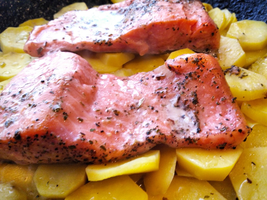 Форель на луково-картофельной подушке