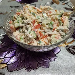 Салат с овощами и курицей