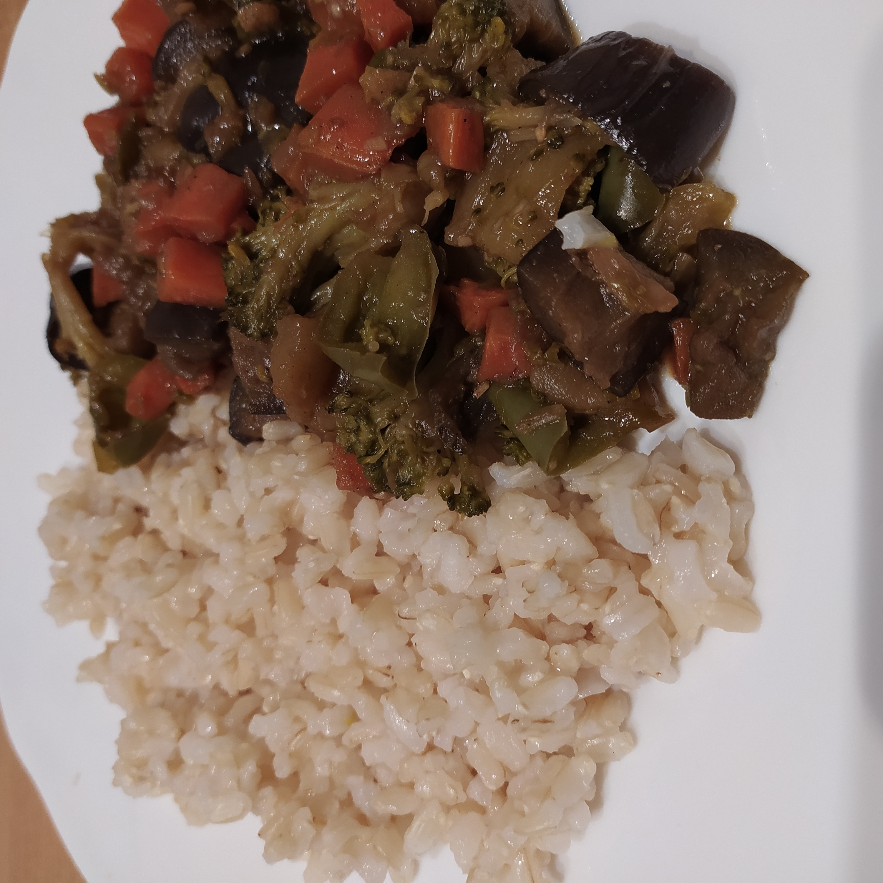 Бурый рис с овощами в соусе