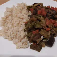 Бурый рис с овощами в соусе