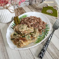 Тушеная курица с шампиньонами в сливках на сковороде