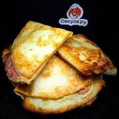 Лепешки с сырокопченым мясом и сыром