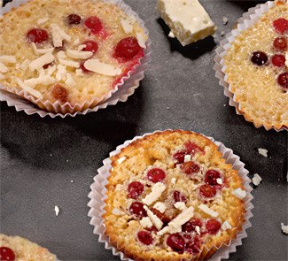 Чизкейки с белым шоколадом и клюквой