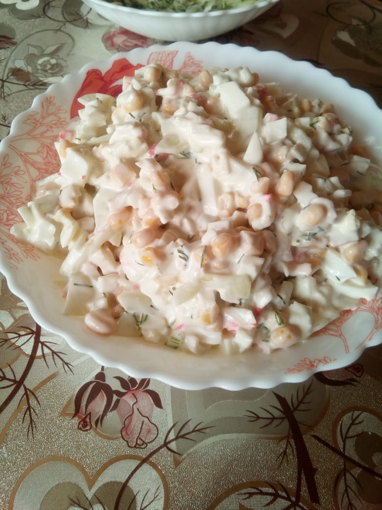 Салат из крабовых палочек с капустой, кукурузой и огурцом — рецепт с фото пошагово