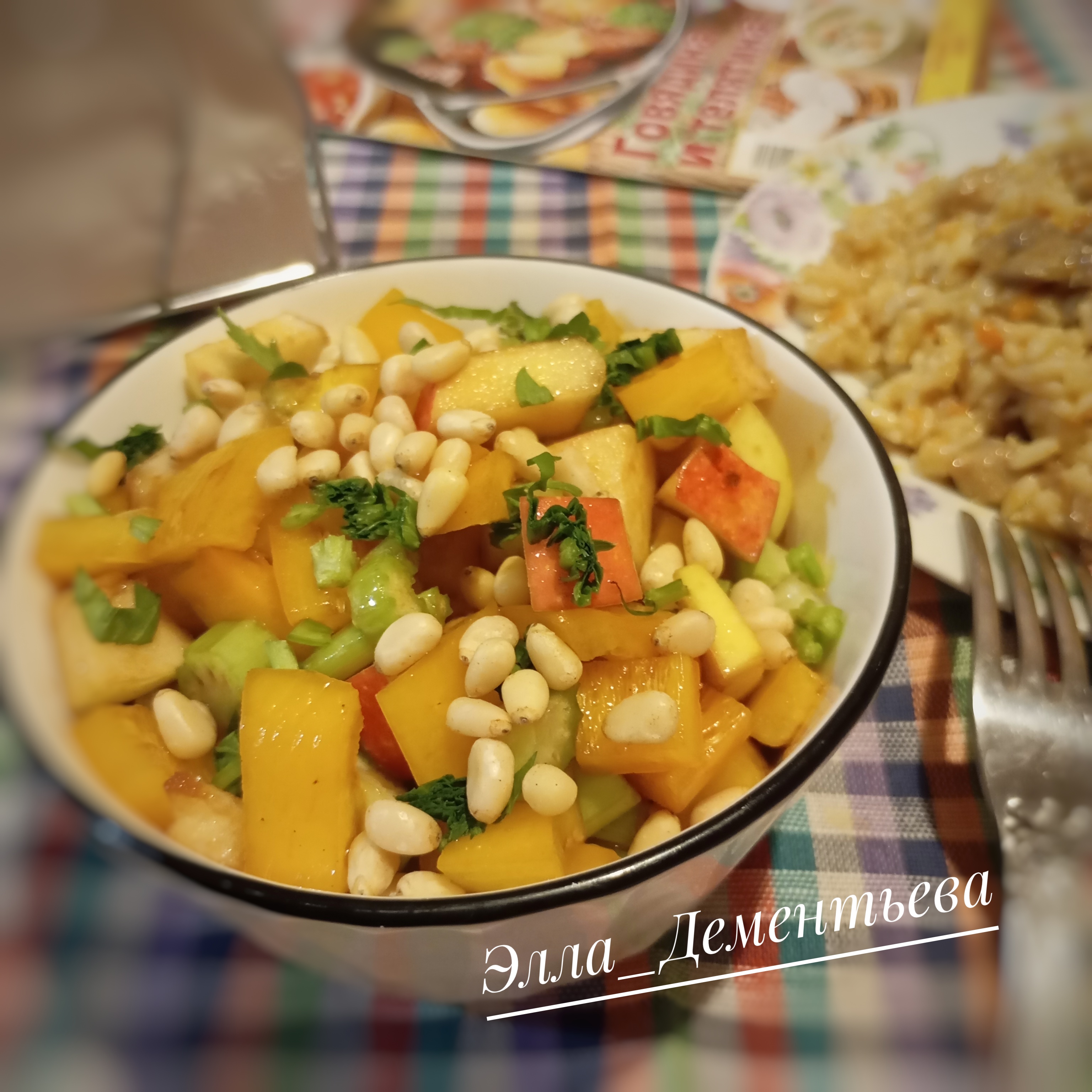 Салат с болгарским перцем, яблоком и сельдереем