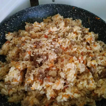 Рис с овощами и фаршем на сковороде