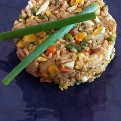 Жареный рис по-тайски с курицей и яйцом