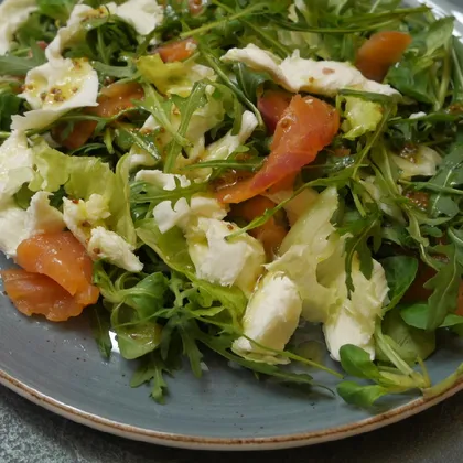 Салат с лососем, моцареллой и рукколой. #кулинарныймарафон