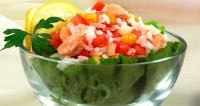 Салат из рыбных консервов, риса и гороха