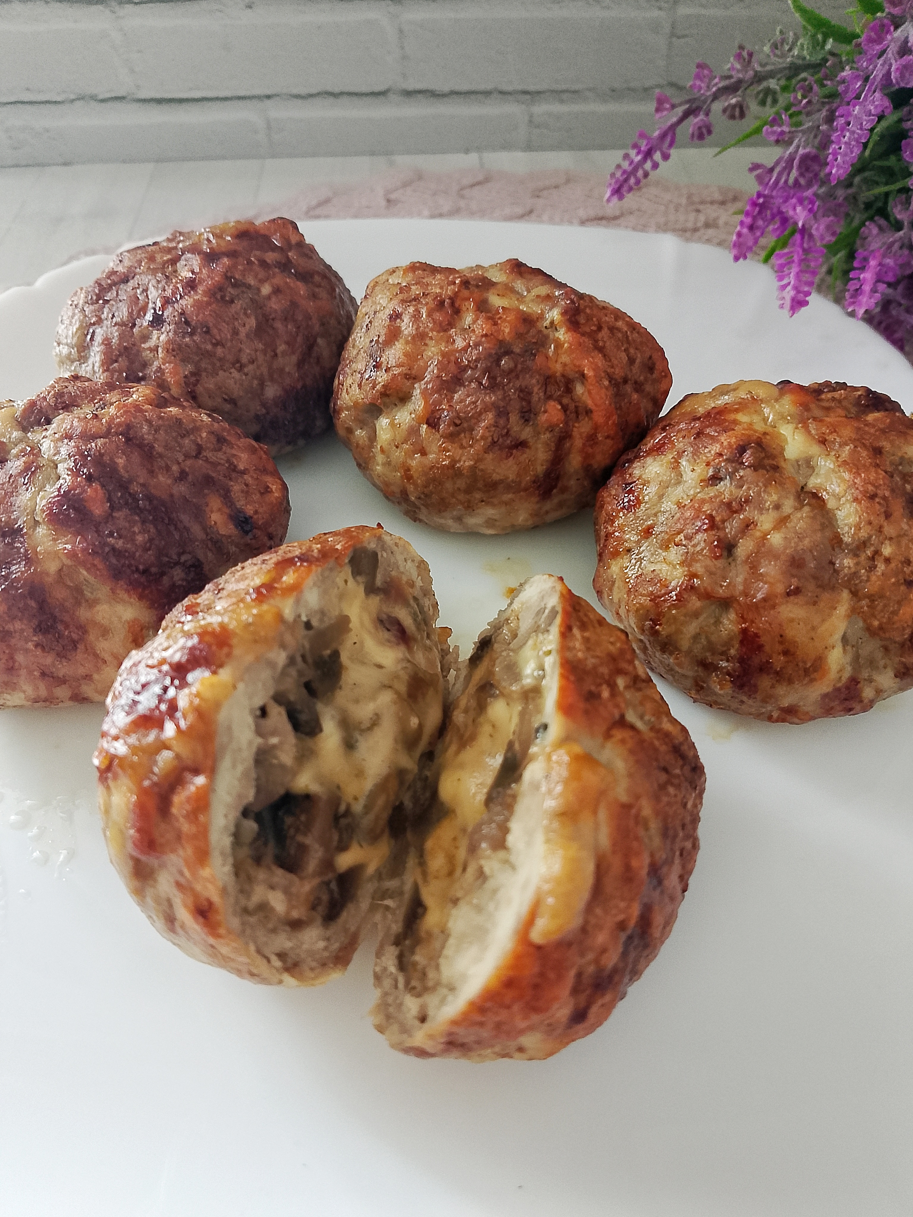 Мясные шарики из фарша индейки с начинкой запечённые в аэрогриле