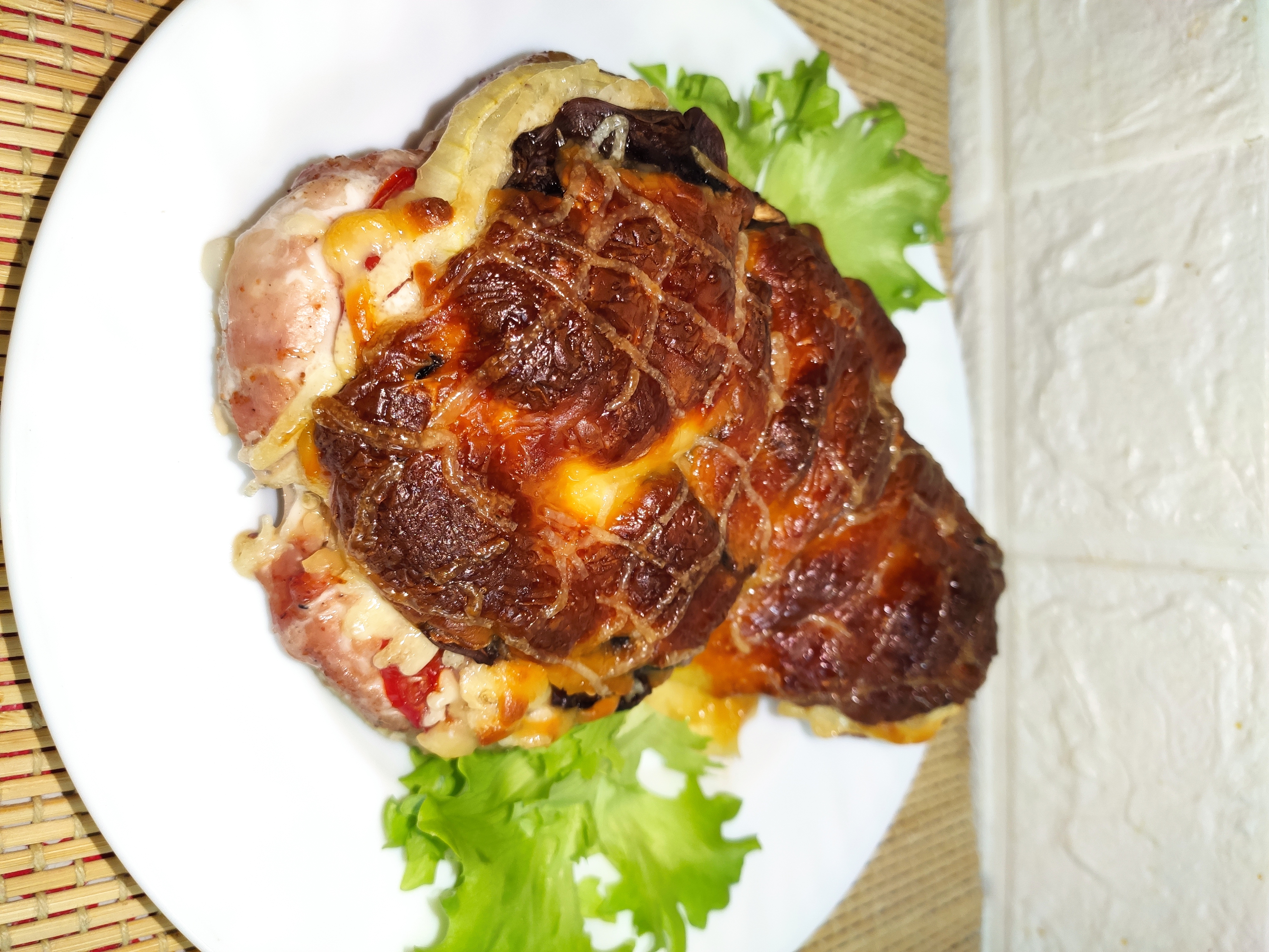 Свиной стейк по-французски с кетчупом 