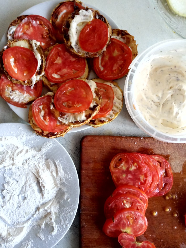 Кабачок с чесночным соусом и томатом 🍅