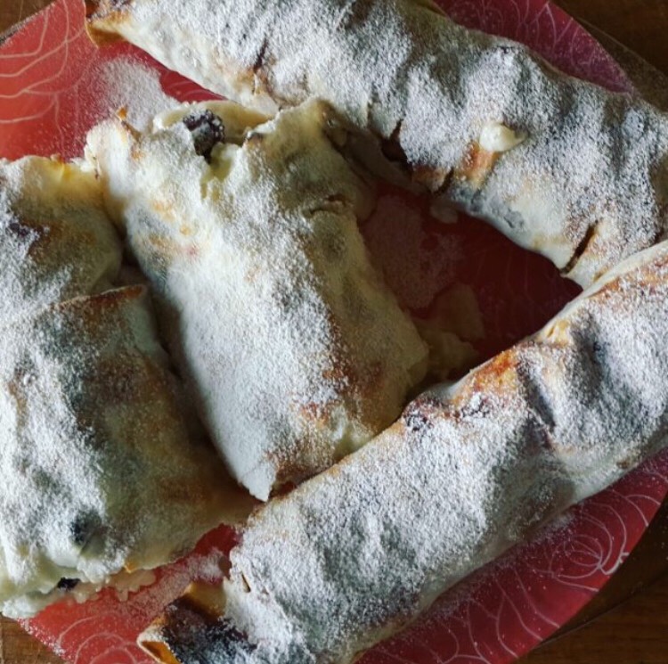 Рулет из лаваша, с творогом и изюмом