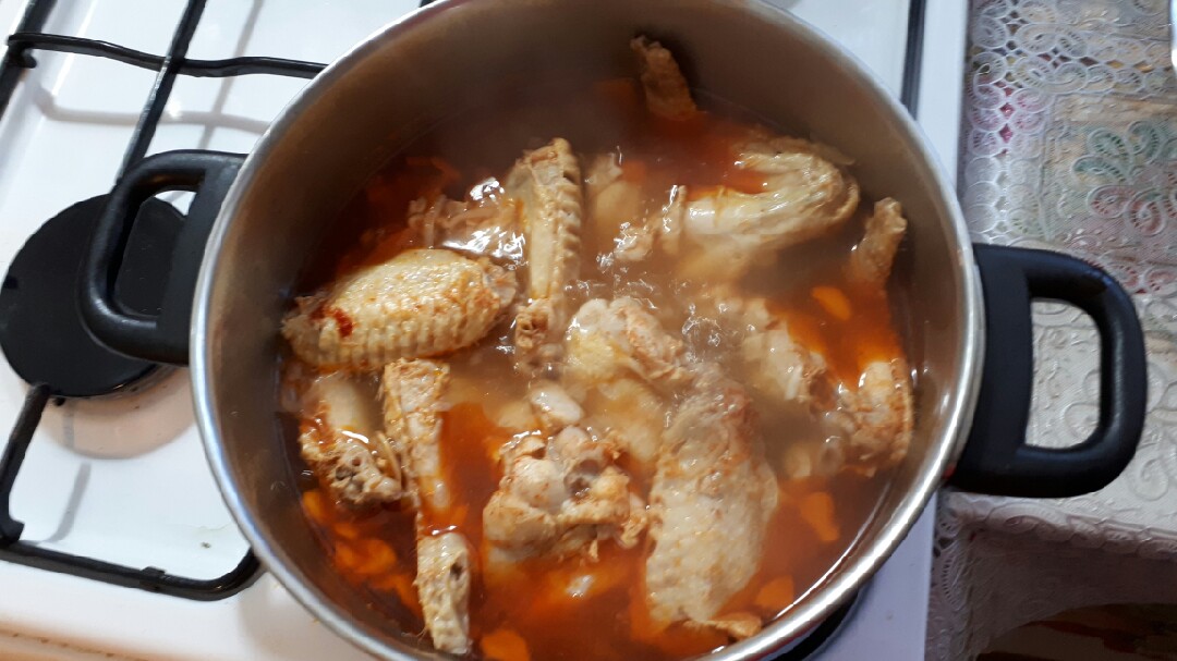 Тушеные куриные крылышки