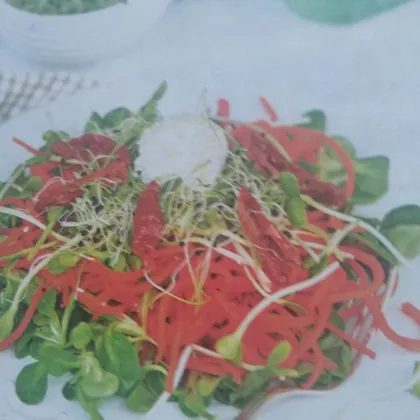 Салат с козьем сыром и вялеными помидорами