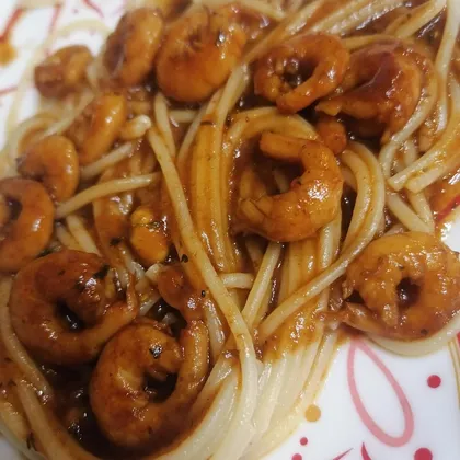 Креветки со спагетти под соусом
