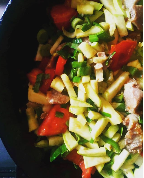 Cвинина, жареная на сковороде с овощами