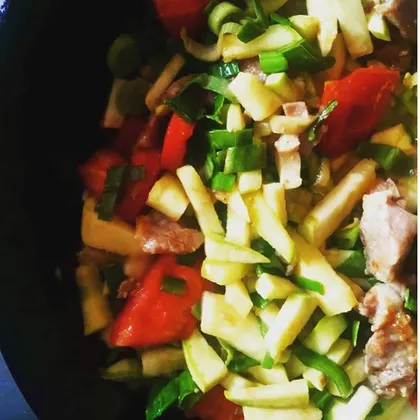 Cвинина, жареная на сковороде с овощами