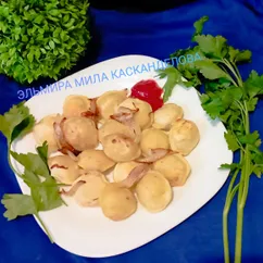 Жареные пельмени с луком 