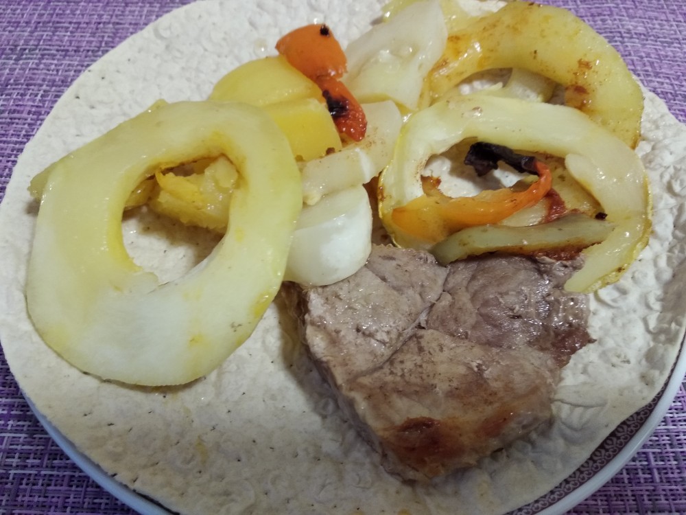 Рецепт того, как приготовить свинину запеченную в духовке вместе с овощами