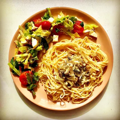 Спагетти с шампиньонами, тушенными в сливочном соусе + салат из свежей зелени с сыром моцарелла