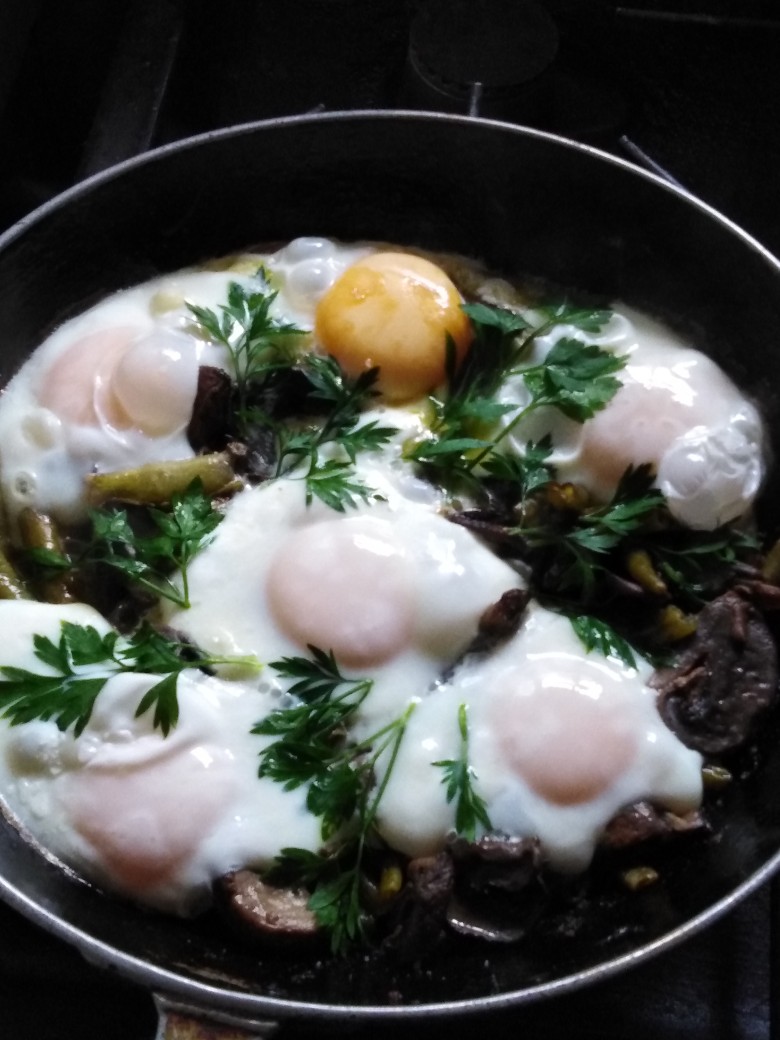 Яичница с грибами и фасолью