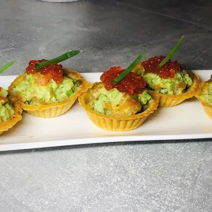 Тарталетки с лососем и авокадо