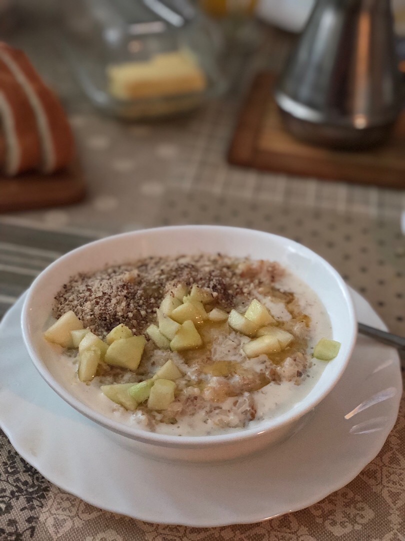 Овсяная каша с орехами и яблоками