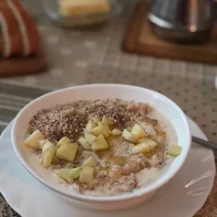 Овсяная каша с орехами и яблоками