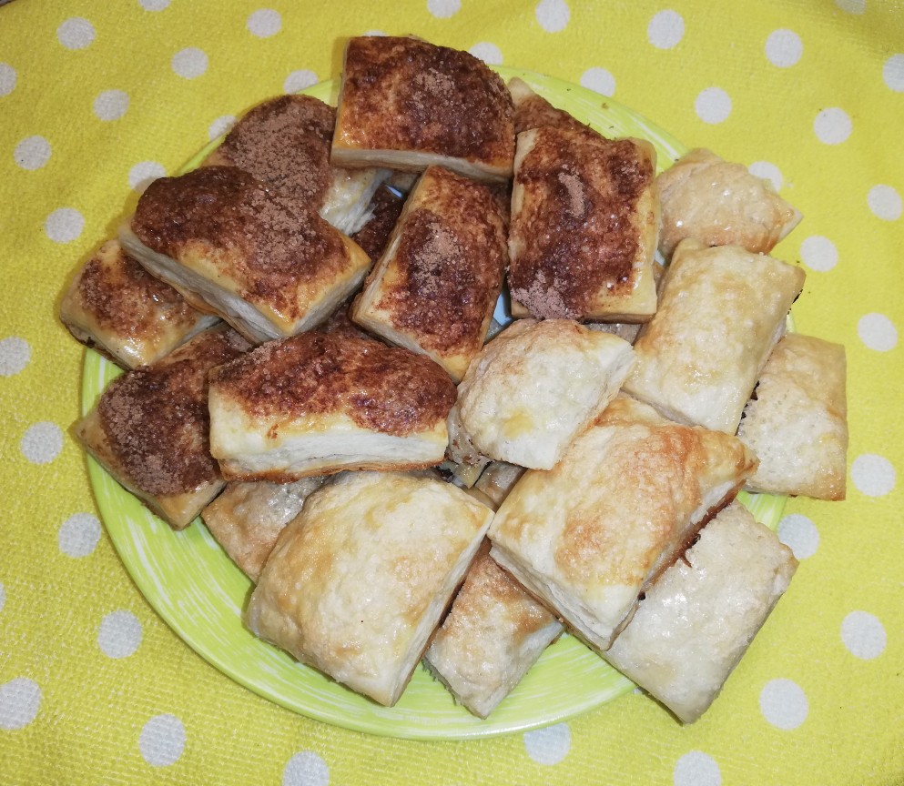 Слойки с сахаром и корицей