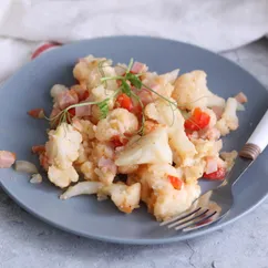 Цветная капуста с колбасой и помидорами