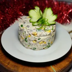 Салат с курицей, грибами, кукурузой и орехами. Салат на новый год 2026. Рецепты на новый год 2026. Новогодние рецепты 2026