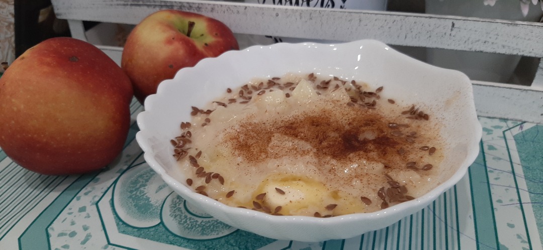 Овсянка с яблоком и корицей