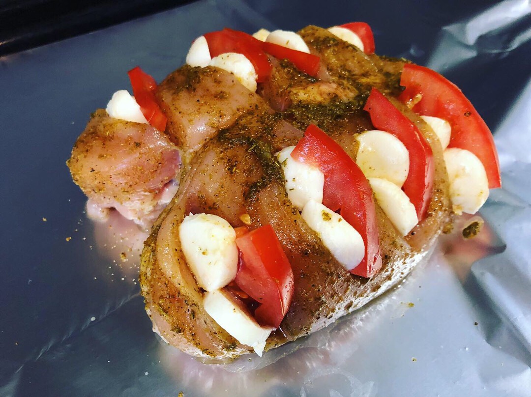 Куриная грудка с моцареллой и помидорами🧀🍅