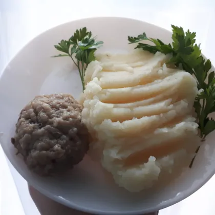 Картофельное пюре и мясная котлета с овощами