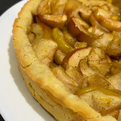 Открытый пирог с карамелизованными яблоками