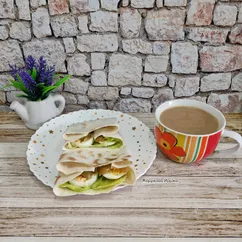 Перекус в лаваше с оливками и яйцом 