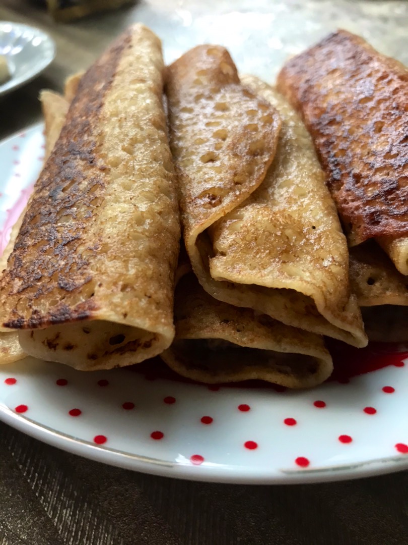 Блины с сельдью, яйцами и укропом