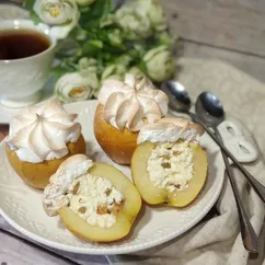 Яблоки запечённые с творогом и меренгой