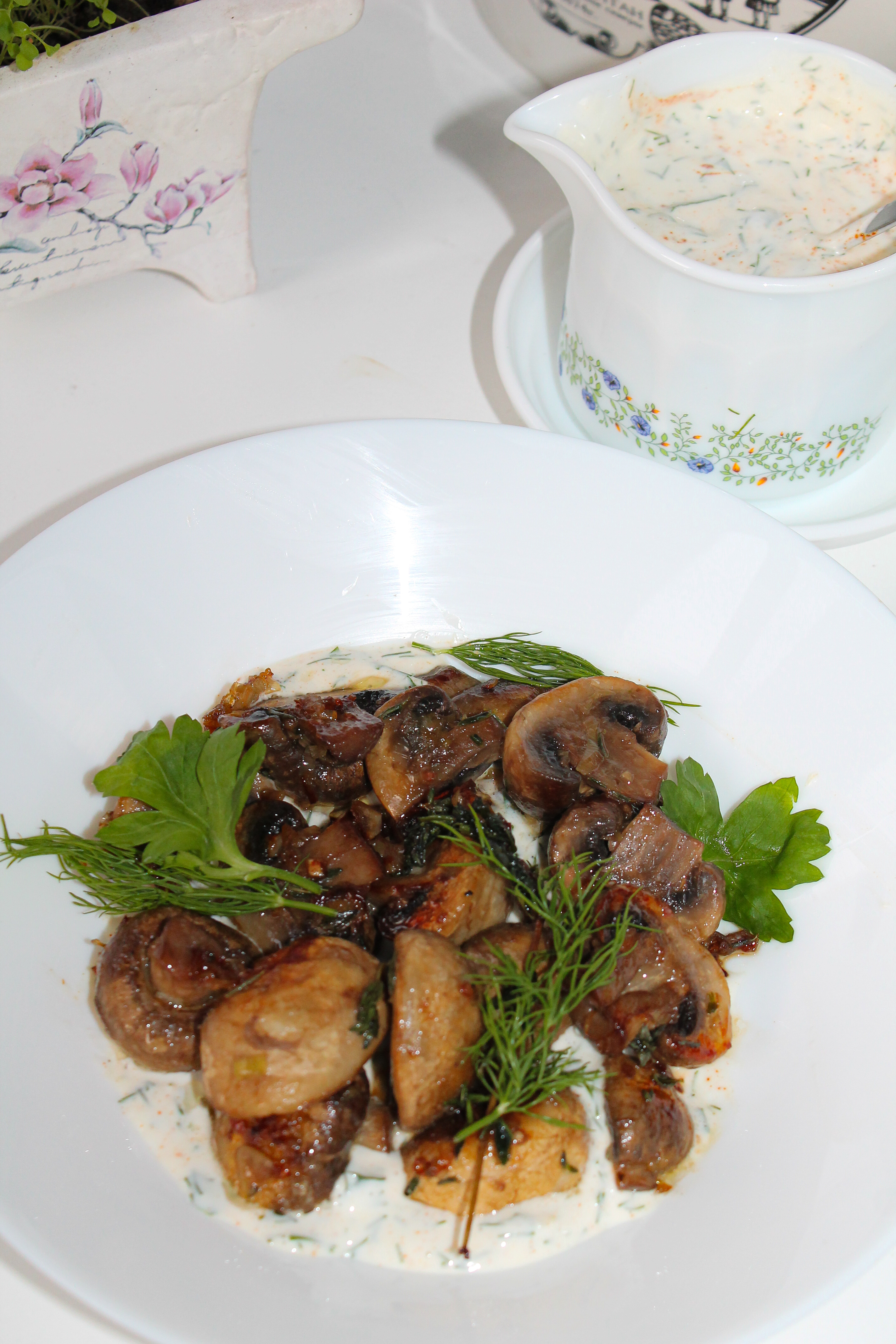 Обжаренные шампиньоны с соусом и зеленью