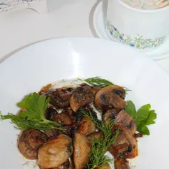 Обжаренные шампиньоны с соусом и зеленью